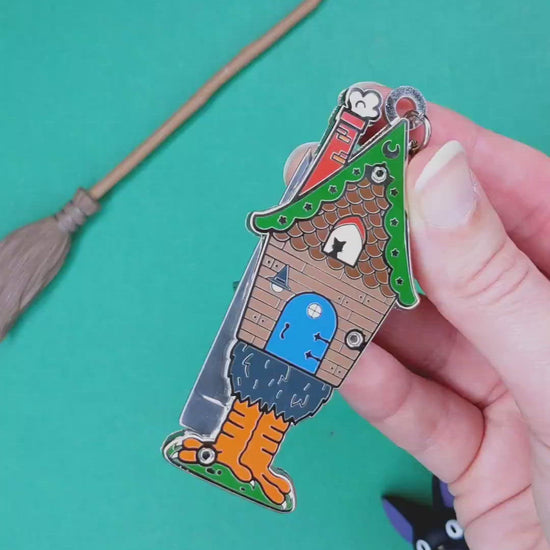 alt="Video of a house keychain that opens to have a knife"