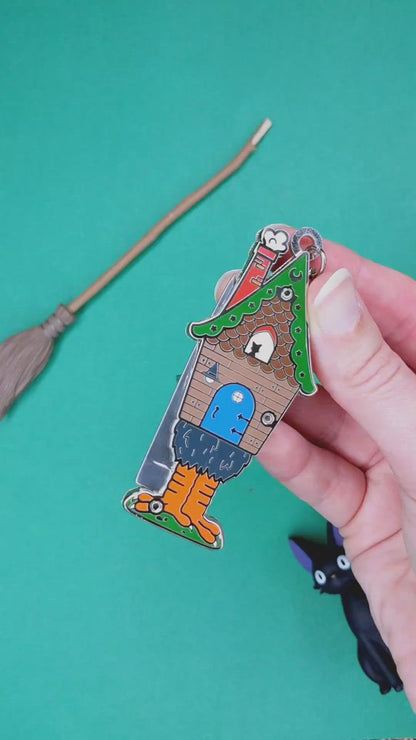 alt="Video of a house keychain that opens to have a knife"