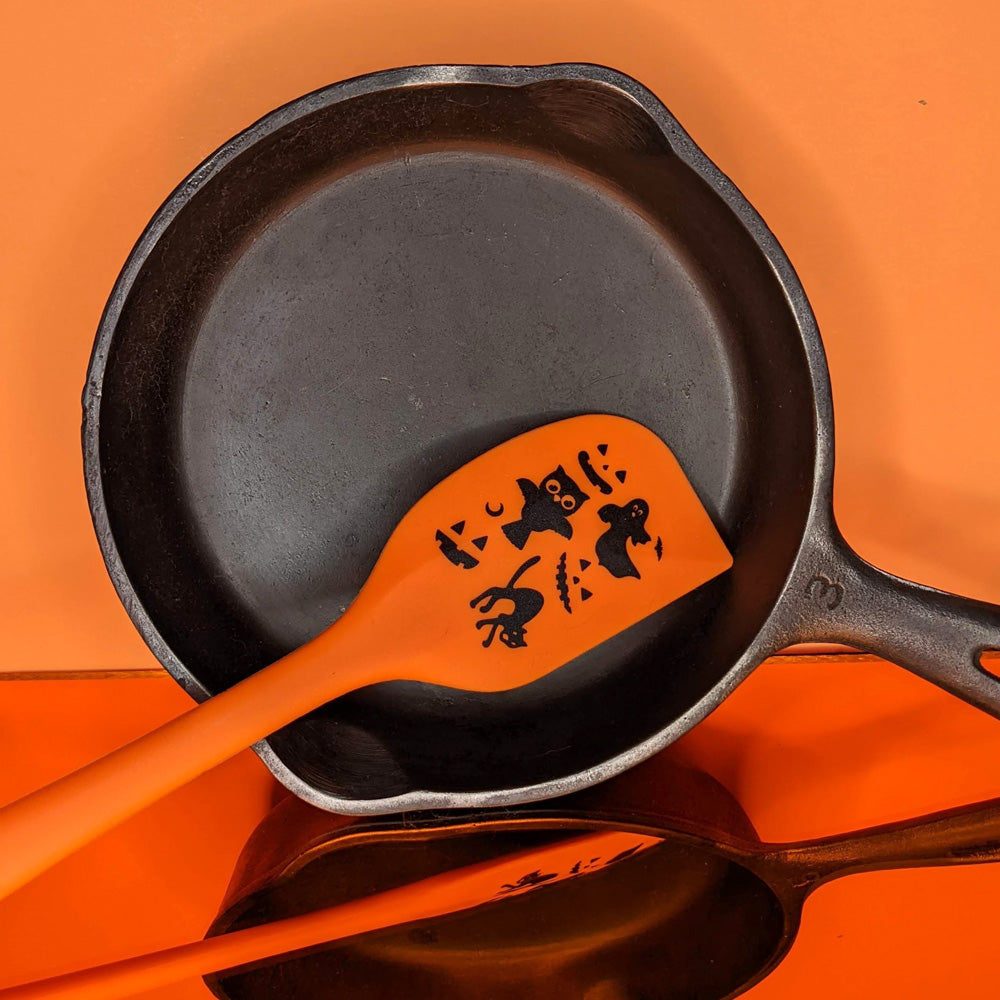 alt="Vintage Halloween orange spatula"